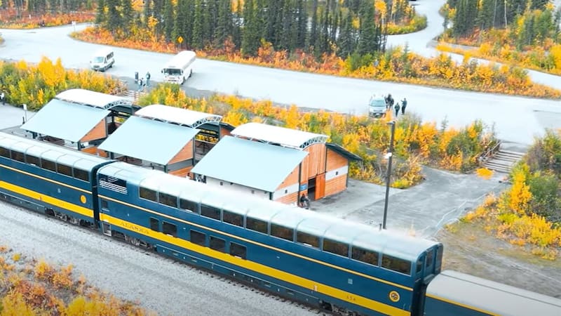 Este tren recorre todo Alaska con distintos servicios.