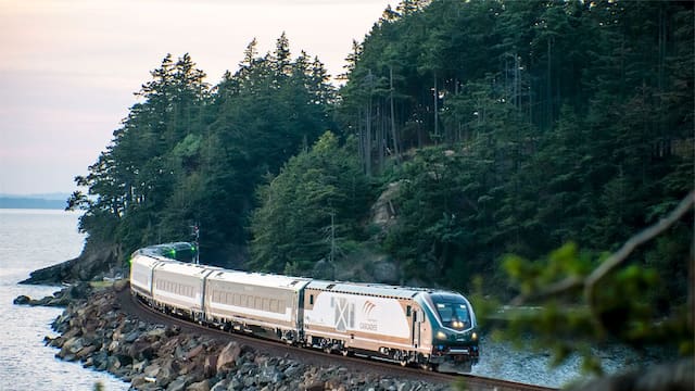 Estados Unidos moderniza sus ferrocarriles: una empresa nacional estrenó trenes con más de 300 asientos, wifi gratis, ventanas panorámicas y un vagón cafetería renovado