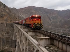 Así es el tren de los Andes: atraviesa 58 puentes, 69 túneles y alcanza los 5000 metros de altura