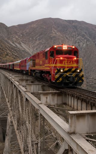 Así es el tren de los Andes: atraviesa 58 puentes, 69 túneles y alcanza los 5000 metros de altura