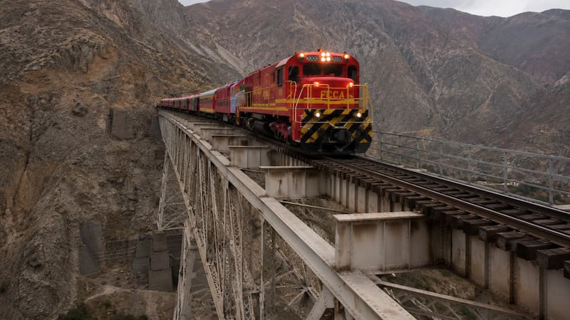 Así es el tren de los Andes: atraviesa 58 puentes, 69 túneles y alcanza los 5000 metros de altura.