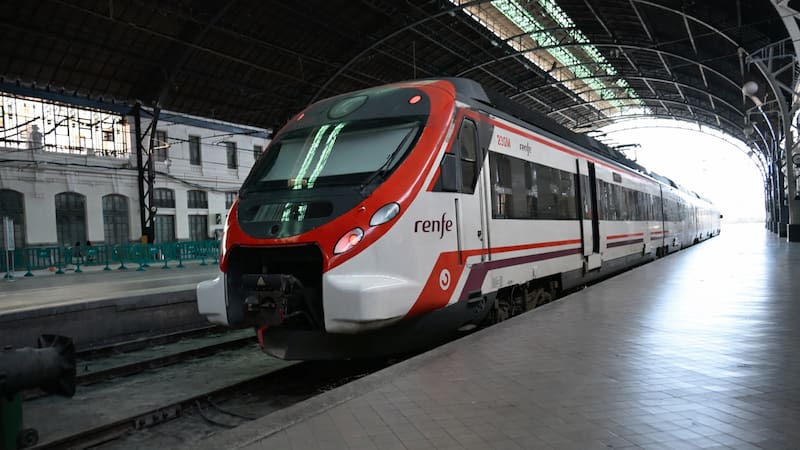 Los sindicatos ferroviarios mantienen el paro de trenes del 9 de febrero tras una reunión sin acuerdo con el Ministerio de Transportes, alegando falta de garantías en seguridad e inversión.