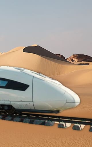 El tren que atraviesa las pirámides: el orgullo de Egipto que cruza el desierto a 250 kilómetros por hora y con casi 500 pasajeros