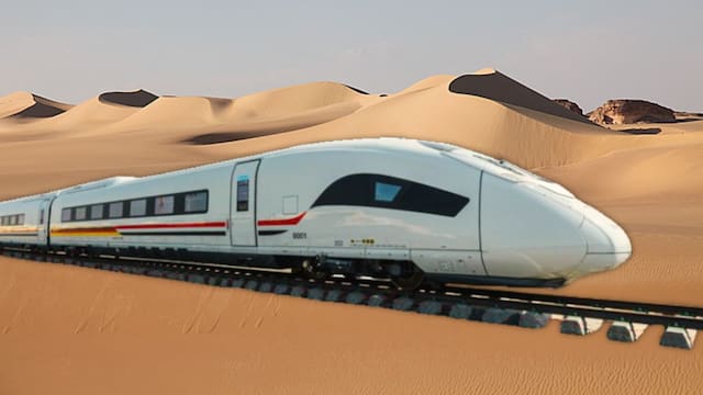 El tren que atraviesa las pirámides: el orgullo de Egipto que cruza el desierto a 250 kilómetros por hora y con casi 500 pasajeros