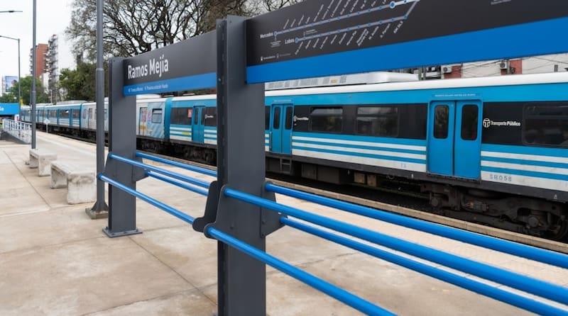 El Tren Sarmiento volvió a habilitar los andenes centrales de las estaciones Ramos Mejía y Ciudadela después de nueve años sin funcionamiento.