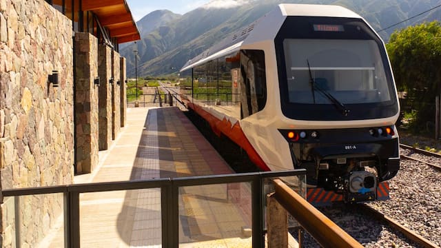 Construyen el tren solar más extenso de América Latina: se extiende por más de 40 kilómetros y conecta uno de los patrimonios de la UNESCO