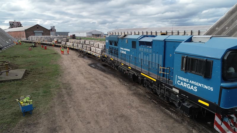 zzzznacp2NOTICIAS ARGENTINAS BAIRES, JUNIO 28: El Ministerio de Transporte rechazó oficialmente hoy el pedido de prórroga contractual efectuado por las empresas Ferroexpreso Pampeano, Nuevo Central Argentino y Ferrosur Roca, y dispuso que esos servicios quedarán bajo la órbita de la estatal Trenes Argentinos Cargas (TAC) una vez que finalicen las concesiones. Foto NAzzzz
