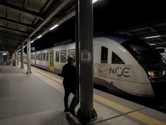 Una huelga de 24 horas paraliza todos los trenes y deja amarrados los barcos de pasajeros en siete puertos