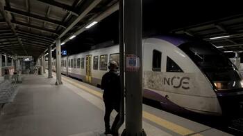 Una huelga de 24 horas paraliza todos los trenes y deja amarrados los barcos de pasajeros en siete puertos