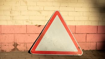 Qué significa la señal de tránsito de un triángulo con esquinas redondeadas y por qué es importante saber cómo actuar
