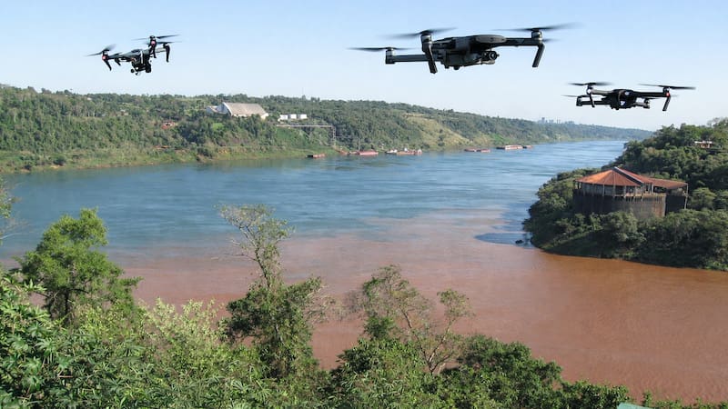 Dos países de América latina usan drones para arreglar sus problemas limítrofes. (Imagen: ChatGPT y Wikimedia Commons)