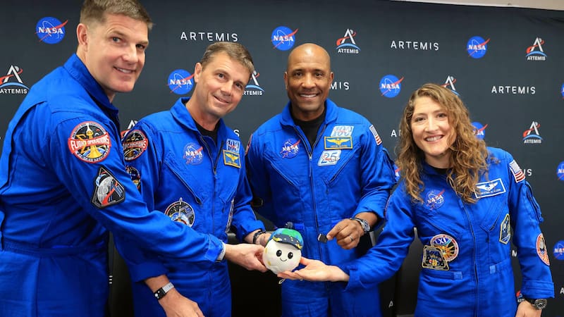 De izquierda a derecha el especialista de misión, Jeremy Hansen, de la Agencia Espacial Canadiense (CSA); el comandante Reid Wiseman, el piloto Victor Glover, y la especialista de misión Christina Koch, sosteniendo Rise, la mascota lunar e indicador de gravedad cero para el vuelo de prueba alrededor de la luna.