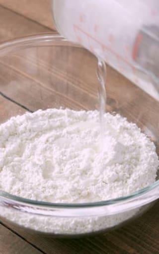 Agua oxigenada y bicarbonato de sodio: para qué sirven y cómo funciona esta combinación para una limpieza profunda en casa