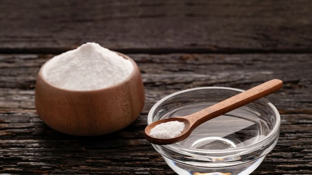 Mezclar maicena, vinagre blanco y agua tibia: para qué se recomienda y cómo usarlo correctamente