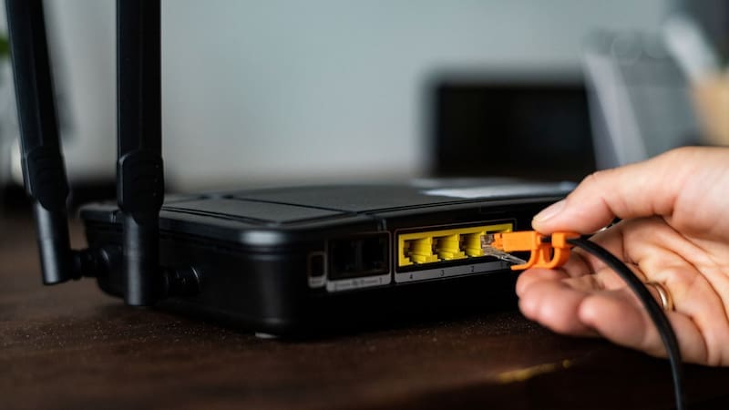 Poner una llave arriba del router del WiFi: para qué sirve y por qué lo recomiendan (foto: Freepik).