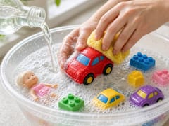 Rociar los juguetes de los niños con vinagre: para qué sirve y cómo hacerlo de forma efectiva