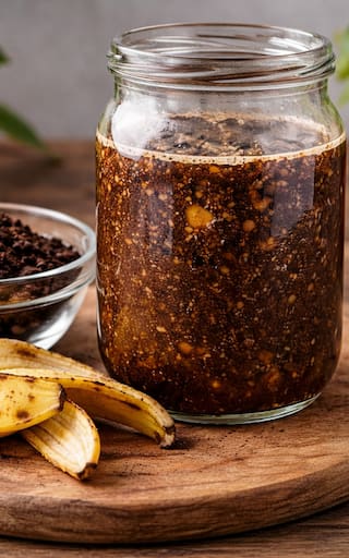 Mezclar cáscara de banana con café usado y agua: para qué sirve y por qué lo recomiendan
