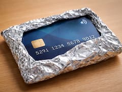 Poner papel de aluminio en las tarjetas de débito: para qué sirve y por qué miles de personas lo hacen
