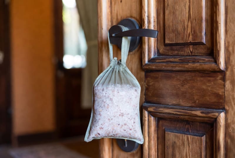 Colgar bolsitas de sal gruesa en la entrada de una casa: por qué los expertos recomiendan hacerlo y para qué sirve.