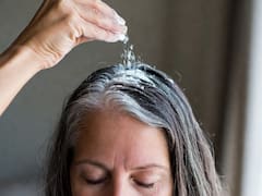 Adiós canas para siempre: la mezcla del bicarbonato con vinagre de manzana que actúa como tinte profesional y elimina el pelo blanco
