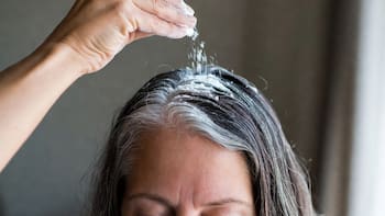 Adiós canas para siempre: la mezcla del bicarbonato con vinagre de manzana que actúa como tinte profesional y elimina el pelo blanco