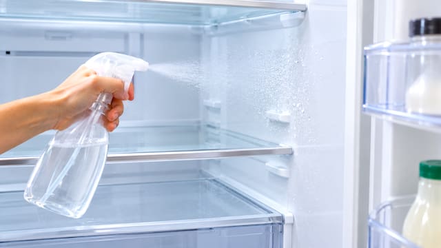 Cómo preparar un limpiador casero para mantener la heladera reluciente: estos son los ingredientes y proporciones exactas que hay que mezclar