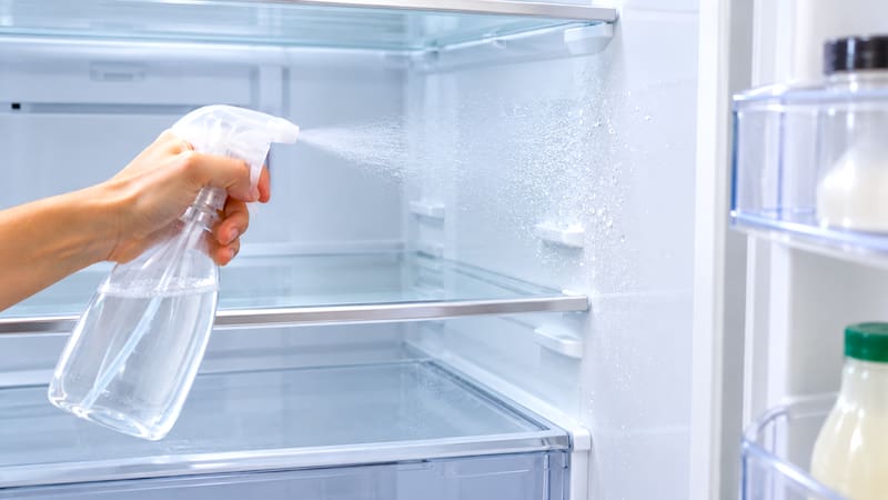 La lavandina diluida con agua permite crear un limpiador ideal para la heladera.