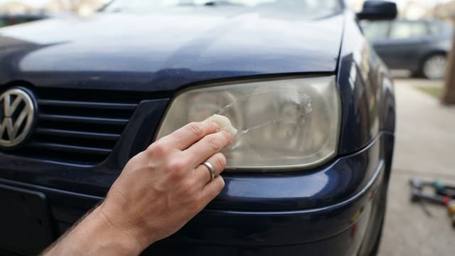 Colocar vaselina en los faros de los autos: para qué sirve y por qué recomiendan hacerlo