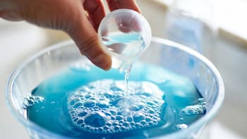 Mezcla de vinagre blanco y detergente para ropa: para qué sirve y por qué es importante