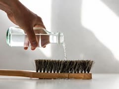Rociar vinagre blanco y agua en la escoba: por qué recomiendan hacerlo y para qué sirve