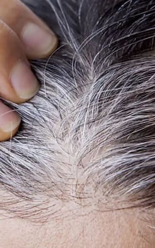 La psicología explica que las personas que dejan de teñirse las canas no se están rindiendo, sino que priorizan la autenticidad por encima de la aprobación