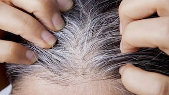 La psicología explica que las personas que dejan de teñirse las canas no se están rindiendo, sino que priorizan la autenticidad por encima de la aprobación