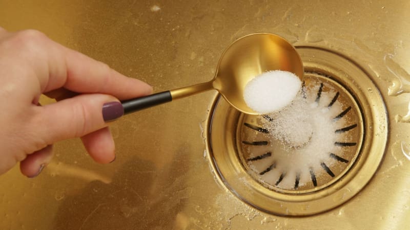 Muchas personas usan bicarbonato en la cocina sin conocer todos sus usos (Fuente: ChatGPT - creada con IA).