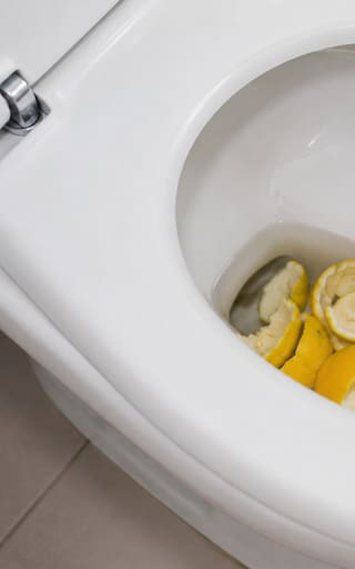Tirar cáscaras de limón en el inodoro una vez a la semana: para qué sirve y cuáles son sus beneficios
