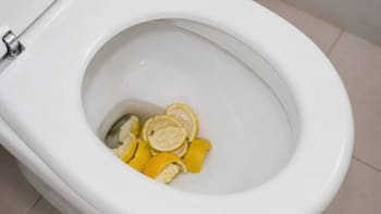Tirar cáscaras de limón en el inodoro una vez a la semana: para qué sirve y cuáles son sus beneficios