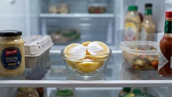 Colocar rodajas de limón con bicarbonato de sodio en la heladera: para qué sirve y por qué recomiendan hacerlo