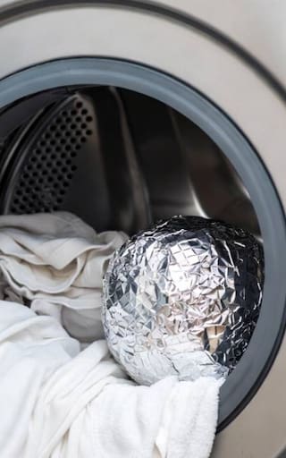 Poner dos bolas de papel aluminio dentro de la secadora de ropa: para que sirve y porque lo recomiendan