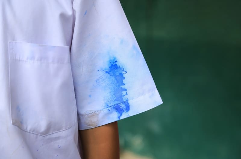 ¿Cómo eliminar las manchas de tinta en la ropa blanca?