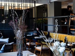 El restaurante porteño oculto en un palacio de 110 años en el corazón de Retiro que reversiona el bife de chorizo