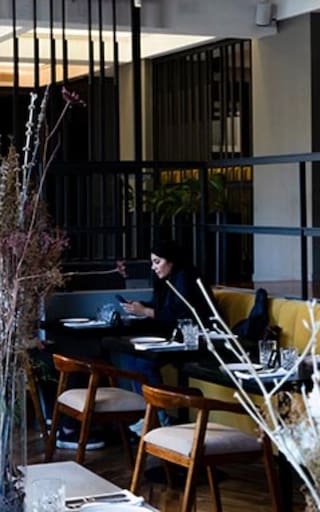 El restaurante porteño oculto en un palacio de 110 años en el corazón de Retiro que reversiona el bife de chorizo