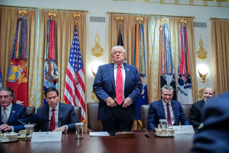 ChatGPT dijo:
Trump respaldó a Hegseth mientras crecía en el Congreso el rechazo por los ataques en aguas internacionales y el posible crimen de guerra. Fuente: EFE.