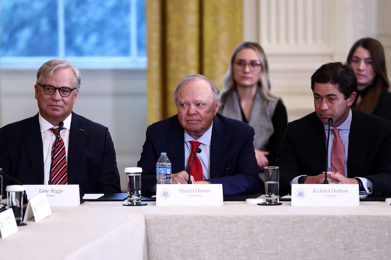 Hamm (al centro) en la Casa Blanca, durante el cónclave de Trump con los jefes de la industria petrolera por Venezuela