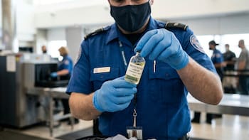 La TSA permite viajar con medicamentos líquidos de más de 100 mililitros en el equipaje de mano: qué condiciones deben cumplir