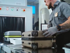 Volar con dispositivos electrónicos en el equipaje de mano: cómo es el control de TSA que los viajeros tienen que atravesar en el aeropuerto
