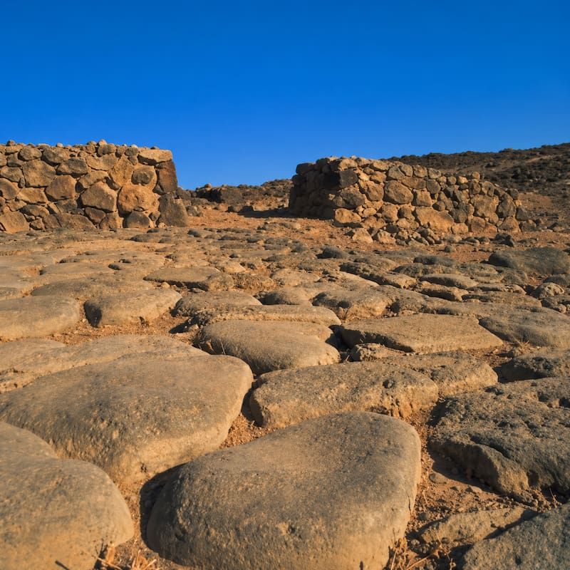 Esta sorprendente playa oculta con arena negra queda en el país: atrae por su paisaje de casas blancas y rocas.