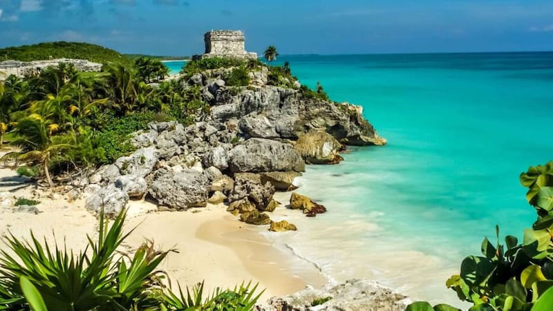 Tulum destaca por sus ruinas arqueológicas al borde del Mar Caribe y sus paradisíacas playas.