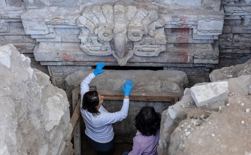 Arqueólogos trabajando durante la localización de una tumba zapoteca en el estado de Oaxaca. (Foto: Secretaria de Cultura de México)