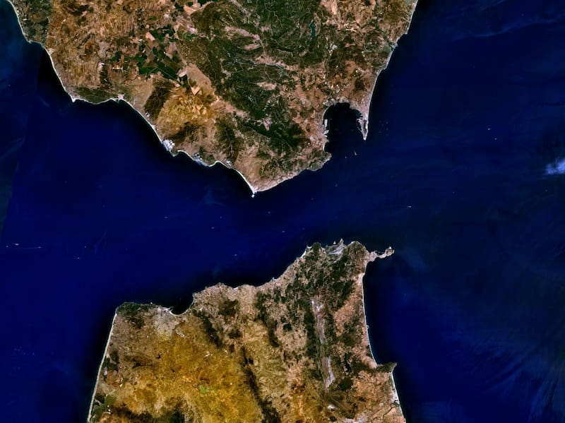 The governments of Spain and Morocco are advancing technical studies to build a rail tunnel under the Strait of Gibraltar that would unite both continents for the first time in history. (Image: Wikimedia Commons).