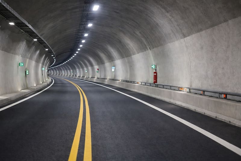 El túnel principal, conocido como Túnel 17, se extenderá aproximadamente 9,7 kilómetros, convirtiéndolo en el más extenso de Colombia.