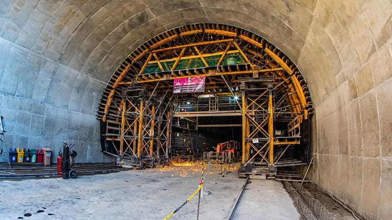 Avanza una ruta clave de América del Sur con un túnel de 1000 metros que atraviesa montañas y viaductos de 35 metros de altura.
